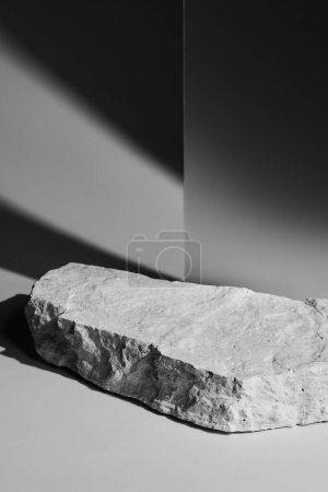 Foto de Pedestal de piedra plana, plantilla en blanco y negro, fondo de banner. Concepto de minimalismo, producto de exhibición de podio vacío, escena de presentación - Imagen libre de derechos