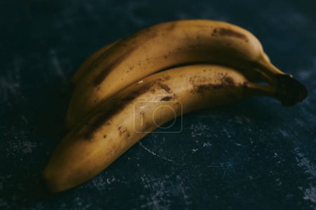 Téléchargez les photos : Gros plan de bananes sur fond bleu texturé - en image libre de droit