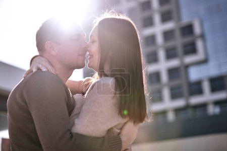 Foto de Pareja enamorada abrazándose y besándose afuera en el parque de la ciudad. Caucásico hombre y mujer disfrutando el uno del otro, San Valentín concepto de día - Imagen libre de derechos