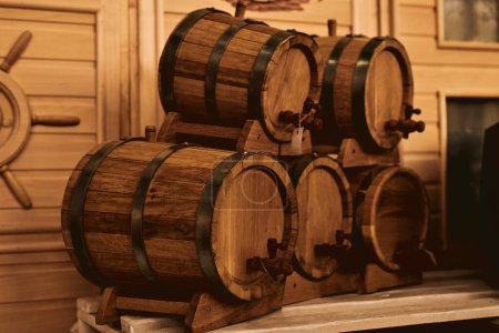 Téléchargez les photos : Barils en bois avec robinets pour l'alcool dans un intérieur en bois - en image libre de droit