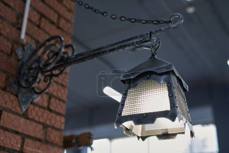 Téléchargez les photos : Street light style rétro. Applique ancienne avec lampe jaune chaud, lampe électrique en métal sur un mur de briques - en image libre de droit