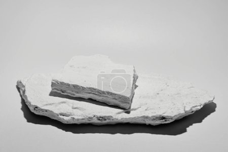 Foto de Pedestal de piedra plana, plantilla blanca, fondo de banner. Concepto de minimalismo, producto de exhibición de podio vacío, escena de presentación - Imagen libre de derechos