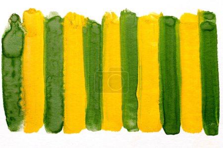 Téléchargez les photos : Fond abstrait jaune et vert, collage artistique. Rayures verticales et lignes de peinture sur papier blanc - en image libre de droit