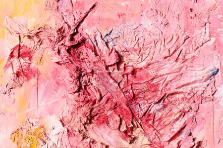 Foto de Fondo abstracto rojo, collage artístico. Textura de papel arrugado en bruto lleno de pintura - Imagen libre de derechos