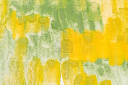 Téléchargez les photos : Fond abstrait jaune et vert, collage artistique. taches, traits de peinture, lignes et taches sur papier blanc - en image libre de droit