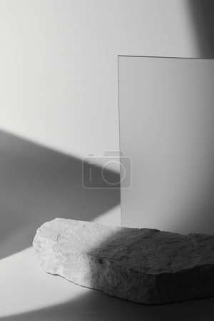 Téléchargez les photos : Piédestal plat en pierre, gabarit noir et blanc, fond de bannière. Concept de minimalisme, produit d'affichage podium vide, scène de présentation - en image libre de droit