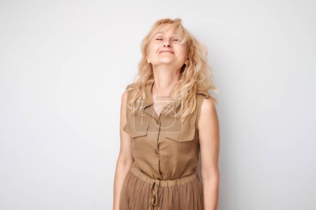 Foto de Retrato mujer adulta sonriendo alegremente con la cara feliz aislado en el fondo del estudio blanco, banne publicidad - Imagen libre de derechos