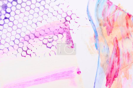 Téléchargez les photos : Fond multicolore abstrait, motif nid d'abeille coloré sur papier blanc - en image libre de droit