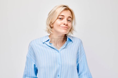 Téléchargez les photos : Portrait jeune femme blonde souriant joyeusement sur fond de studio blanc, banne publicitaire - en image libre de droit