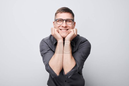 Téléchargez les photos : Portrait homme souriant joyeux touchant heureux choqué visage isolé sur fond de studio blanc, banne publicitaire - en image libre de droit