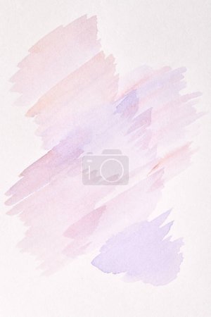 Foto de Fondo púrpura abstracto. Manchas de acuarela, líneas, puntos y pinceladas en papel blanco, patrón de impresión para postal o ropa - Imagen libre de derechos
