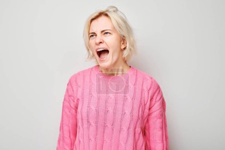 Foto de Retrato de una chica gritando de rabia, enloqueciendo, desglose sobre fondo blanco. Depresión, incertidumbre, estrés nervioso concep - Imagen libre de derechos