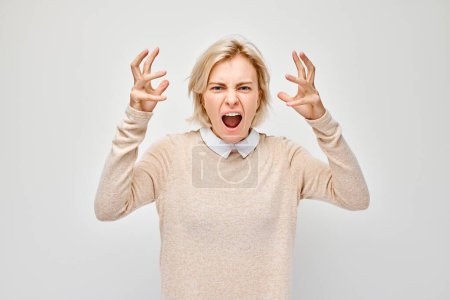 Foto de Retrato de una chica gritando de rabia, enloqueciendo, desglose sobre fondo blanco. Depresión, incertidumbre, estrés nervioso concep - Imagen libre de derechos