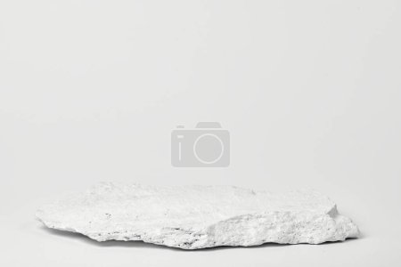 Téléchargez les photos : Piédestal plat en pierre, gabarit blanc, fond de bannière. Concept de minimalisme, produit d'affichage podium vide, scène de présentation - en image libre de droit