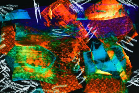 Foto de Manchas multicolores abstractas sobre fondo negro. Patrón de impresión para tarjetas, ropa, banner, fondo de pantalla en contraste oscuro - Imagen libre de derechos