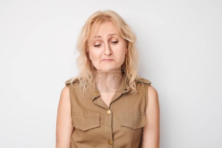 Foto de Retrato de mujer adulta con cara triste ofendida y llorando sobre fondo blanco. Nervios, estrés, incertidumbre concep - Imagen libre de derechos