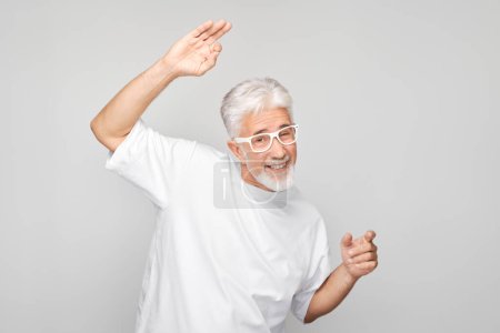 Foto de Retrato hombre de pelo gris cara feliz sonriendo alegremente con las palmas levantadas y la boca abierta conmocionado aislado en fondo de estudio blanco - Imagen libre de derechos
