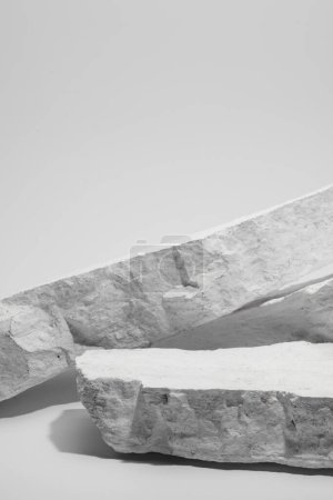 Foto de Pedestal de piedra plana, plantilla blanca, fondo de banner. Concepto de minimalismo, producto de exhibición de podio vacío, escena de presentación - Imagen libre de derechos
