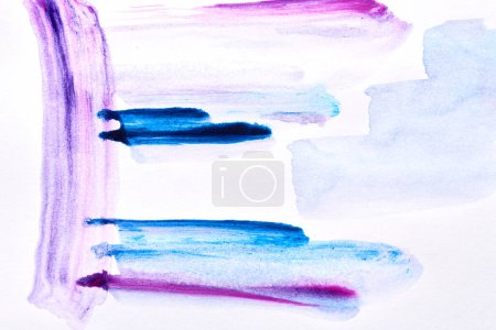 Téléchargez les photos : Fond violet abstrait. Taches d'aquarelle, lignes, points et coups de pinceau sur papier blanc, motif d'impression pour carte postale ou vêtements - en image libre de droit