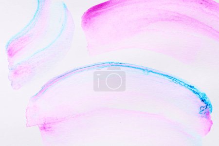 Téléchargez les photos : Fond violet abstrait. Taches d'aquarelle, lignes, points et coups de pinceau sur papier blanc, motif d'impression pour carte postale ou vêtements - en image libre de droit
