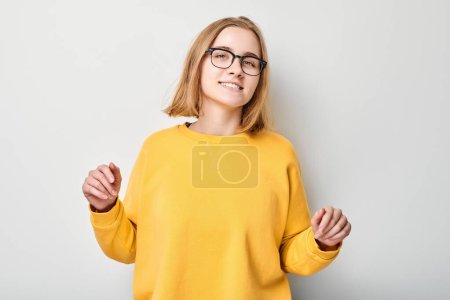 Téléchargez les photos : Portrait étudiant fille heureux visage souriant joyeusement avec les paumes levées et bouche ouverte choquée isolé sur fond de studio blanc - en image libre de droit