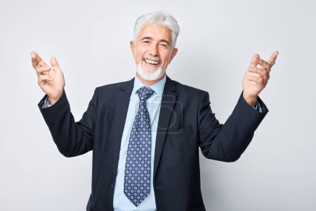 Téléchargez les photos : Portrait homme aux cheveux gris heureux visage souriant joyeusement avec les paumes levées et bouche ouverte choquée isolé sur fond studio blanc - en image libre de droit