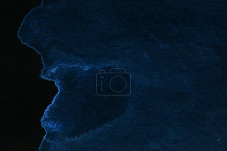 Téléchargez les photos : Abstrait fond bleu noir. Modèle d'impression pour cartes, vêtements, bannière, fond d'écran de couleurs contrastées sombres - en image libre de droit
