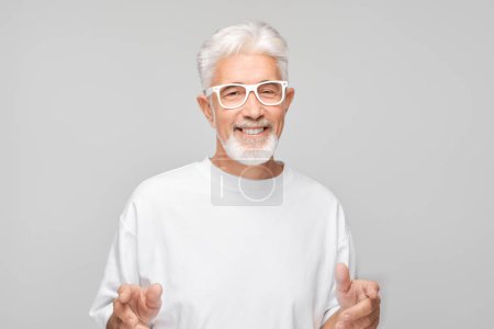 Porträt grauhaariger Mann mit fröhlichem Lächeln und glücklichem Gesicht isoliert auf weißem Studiohintergrund, Werbebanner