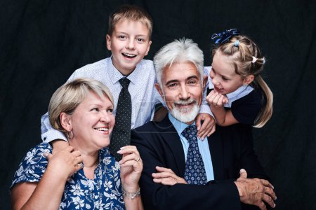 Foto de Familia sorprendida posando junto con bocas abiertas mostrando expresión lúdica y humorística - Imagen libre de derechos