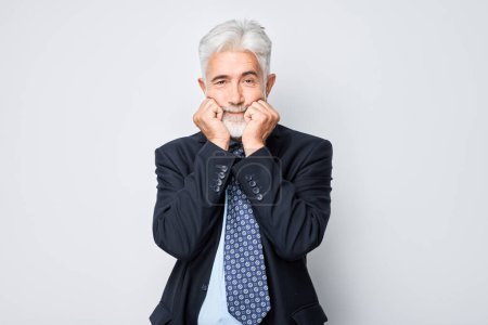 Téléchargez les photos : Homme d'affaires mature confiant souriant, posant sur un fond gris. - en image libre de droit