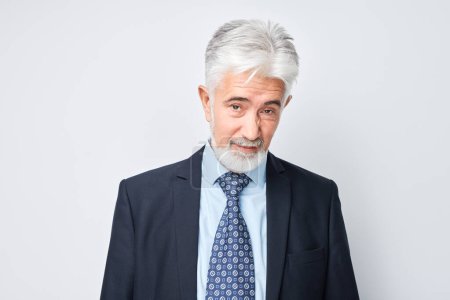 Téléchargez les photos : Portrait d'un homme d'affaires mature aux cheveux gris sceptique, isolé sur un fond blanc. - en image libre de droit