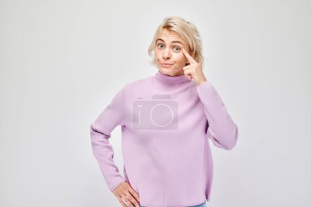 Téléchargez les photos : Portrait de jeune femme blonde pointe du doigt, concept de vision - en image libre de droit