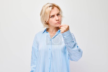 Téléchargez les photos : Femme en colère criant avec des poings serrés sur fond blanc exprimant frustration ou forte émotion - en image libre de droit