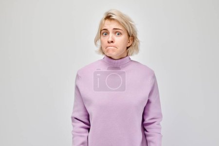 Foto de Retrato de chica con cara triste ofendida y llorando sobre fondo blanco. Nervios, estrés, incertidumbre concep - Imagen libre de derechos