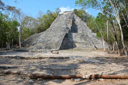 Foto de Piramidía ruinosa Majw w Koba - Imagen libre de derechos
