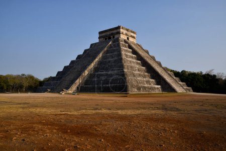 Piramida Majow Chichen Itza przed zachodem Slonca