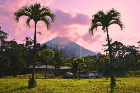 Téléchargez les photos : Wulkan Arenal i rozowe chmury - en image libre de droit