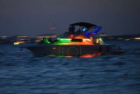 Téléchargez les photos : Bateau podswietlony kolorowymi ledami na morzu karaibskim - en image libre de droit