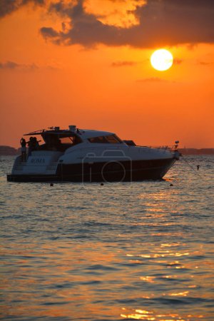 Téléchargez les photos : Jacht podczas zachodu Slonca na morzu Karaibskim - en image libre de droit