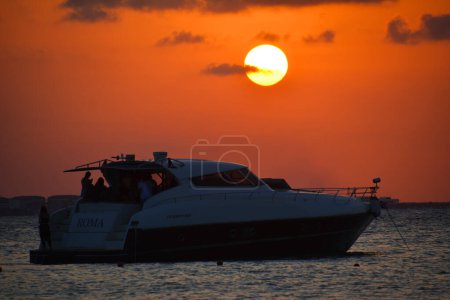 Téléchargez les photos : Jacht nad morzem karaibskim podczas zachodu Slonca - en image libre de droit