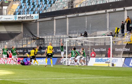 Foto de 21 de abril de 2024: Mjallby marca el ecualizador en el partido vs GAIS en la liga de fútbol sueca. - Imagen libre de derechos