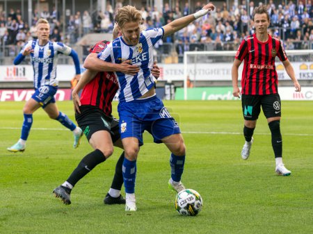 Téléchargez les photos : 16 septembre 2023 : Joueur à Brommapojarna pour tenter de voler le ballon à l'adversaire Arbnor Mucolli à l'IFK Gothenburg lors d'un match au tour 23 de la ligue suédoise de football, allsvenskan. - en image libre de droit