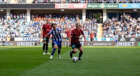 Téléchargez les photos : 16 septembre 2023 : Arbnor Mucolli dans l'IFK Gothenburg essayant de voler la balle de l'adversaire à Brommapojkarna pendant le match dans le allsvenskan suédois, ronde 23. - en image libre de droit
