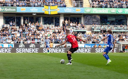 Téléchargez les photos : 16 septembre 2023 : Numéro 19 à l'IFK Gothenburg, Arbnor Mucolli dans la tentative de voler la balle de l'adversaire, numéro 14 à Brommapojkarna, Alexander Johansson lors d'un match en suédois allsvenskan, round 23. - en image libre de droit