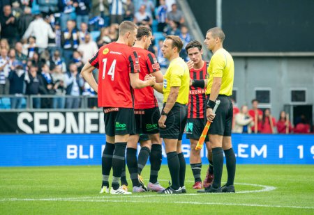 Téléchargez les photos : 16 septembre 2023 : Les joueurs de Brommapojkarna se serrent la main des arbitres avant le coup d'envoi dans un match contre IFK Gothenburg à Suédois allsvenskan, round 23. - en image libre de droit