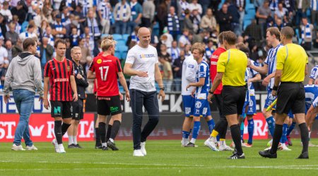 Téléchargez les photos : 16 septembre 2023 : L'entraîneur-chef de l'IFK Gothenburg, Jens Askou, serre la main de l'arbitre après le match contre Brommapojkarna dans le match suédois allsvenskan, round 23. - en image libre de droit