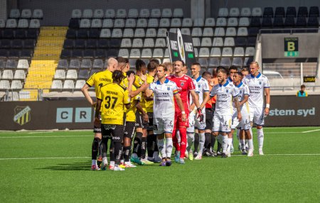 Foto de 20 de agosto de 2023: Los jugadores de BK Hacken e IK Sirius se dan la mano antes del inicio del partido en la liga sueca de fútbol. Resultado final: 3-2. - Imagen libre de derechos