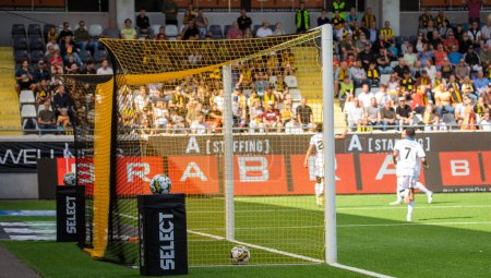 Foto de 20 de agosto de 2023: Los jugadores de IK Sirius celebran el empate a 1-1 en el partido contra BK Hacken. - Imagen libre de derechos