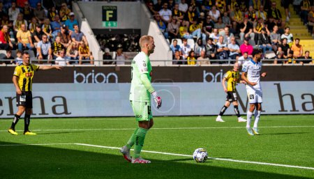 Foto de 20 de agosto de 2023: Portero en BK Hacken, Peter Abrahamsson, con el balón en el partido contra IK Sirius en Bravida Arena. Resultado final: 3-2. - Imagen libre de derechos