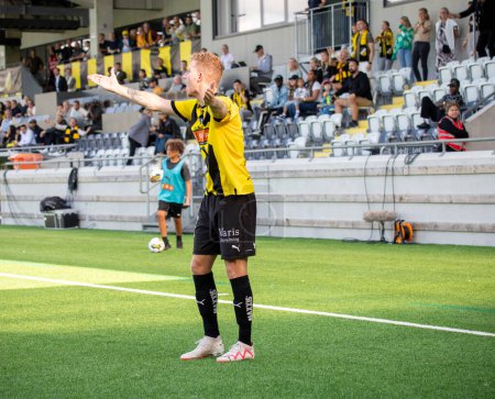 Foto de 20 de agosto de 2023: Samuel Gustafsson en BK Hacken decepcionado por la decisión del árbitro en el partido contra IK Sirius. - Imagen libre de derechos